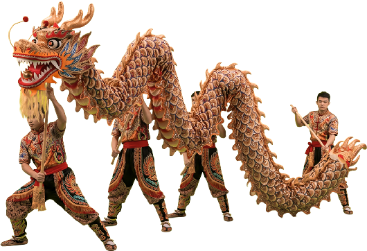 Cuatro bailarines realizando la danza tradicional del dragón chino con un gran dragón dorado sobre un fondo negro aislado.