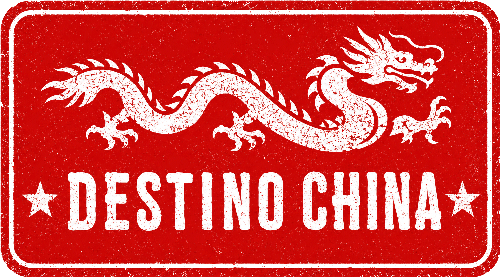 Logotipo de Destino China con un dragón blanco texturizado y letras blancas sobre un fondo rectangular rojo con efecto desgastado.